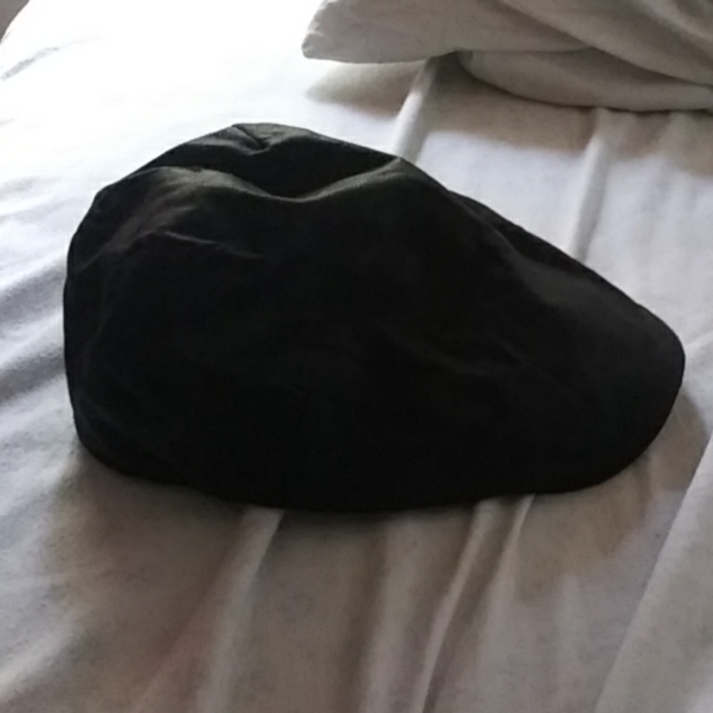 Black golfer hat/ flat cap hat